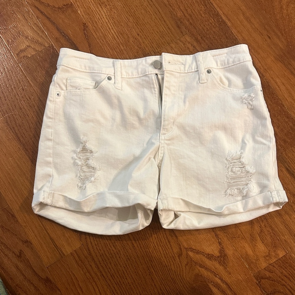 Universal ThreadStylish White Distressed Women Shorts, high rise midi, size 6